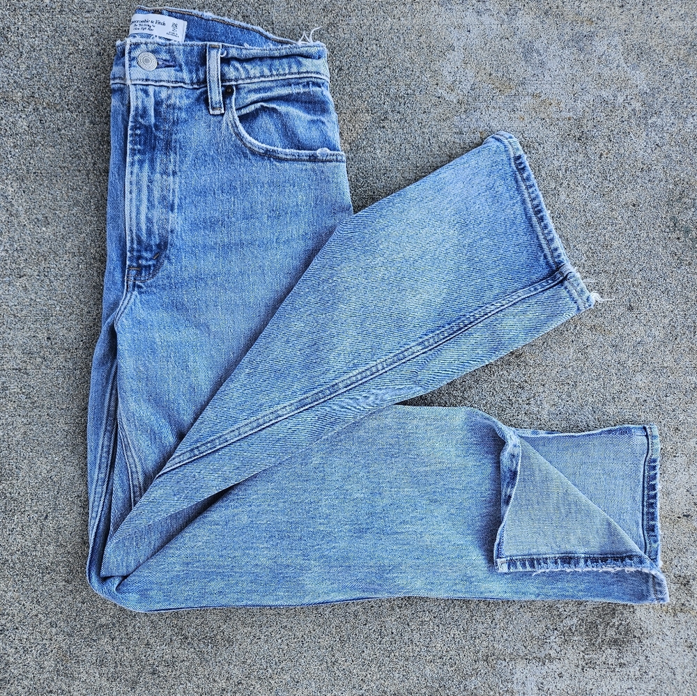 Abercrombie & Fitch Ultra High Rise 90s Straight Jean Size 26/2R